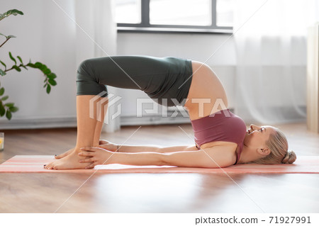 happy pregnant woman doing yoga at home 71927991