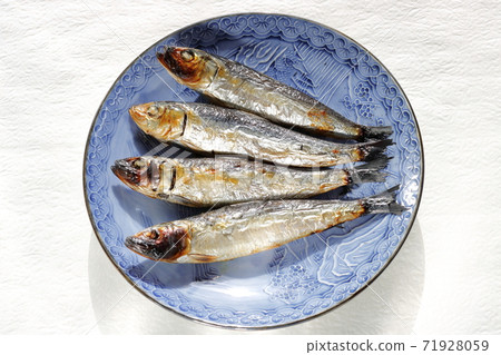 Grilled sardines, dried sardines 71928059