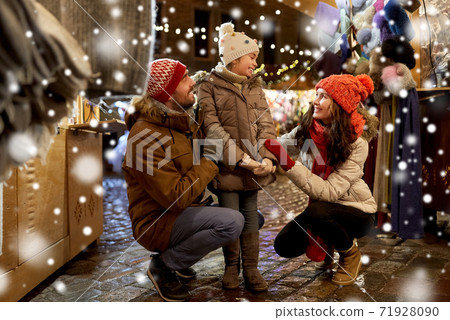 happy family at christmas market in city happy family at christmas market in city 71928090