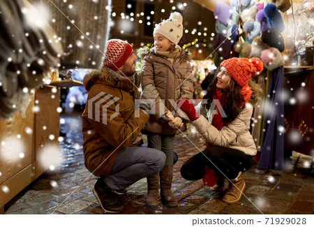 happy family at christmas market in city happy family at christmas market in city 71929028
