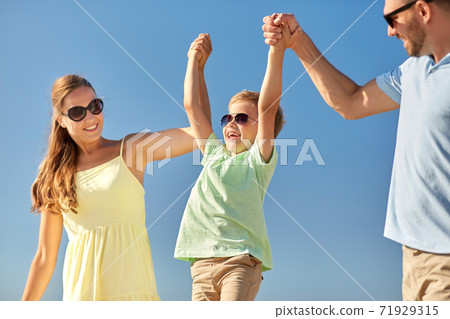 happy family with child having fun in summer 71929315