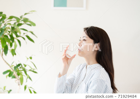 在臥室補水的年輕女子 71929484