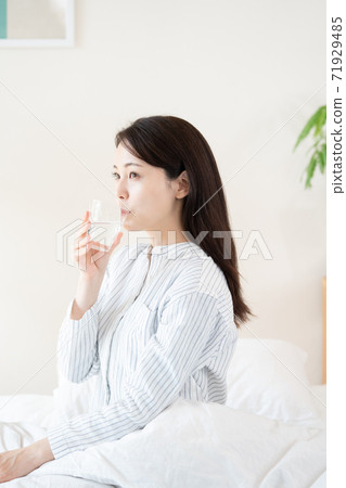 在臥室補水的年輕女子 71929485