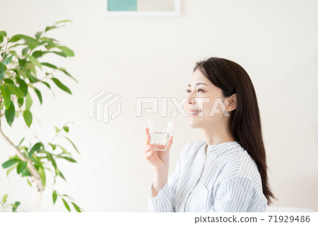 在臥室補水的年輕女子 71929486