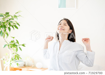 Woman portrait of waking up 71929780