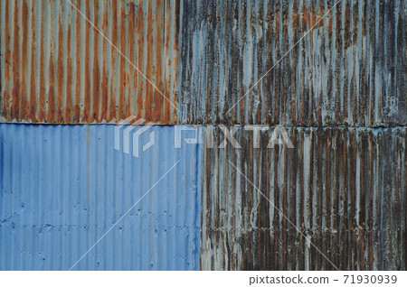 Exterior wall of an old galvanized iron building 71930939