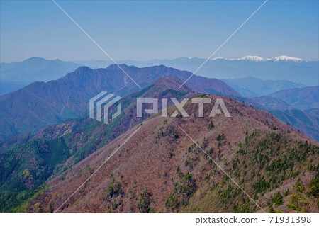 來自三坂黑岳和剩余雪的南阿爾卑斯山的三坂山的山脊線 71931398