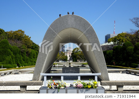 Atomic Bomb Memorial / Peace Memorial Park where pigeons are stopped (Hiroshima City, Hiroshima Prefecture) 71931944