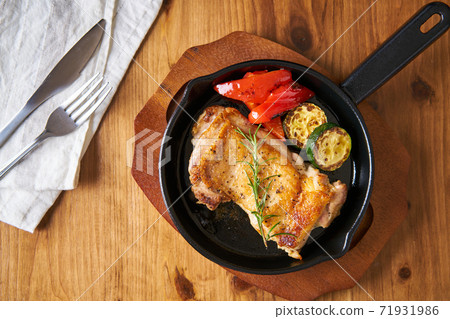 煎鍋烤雞肉牛排 71931986