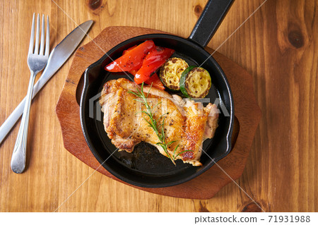 Skillet-baked chicken steak Skillet-baked chicken steak 71931988