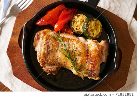 Skillet-baked chicken steak Skillet-baked chicken steak 71931991