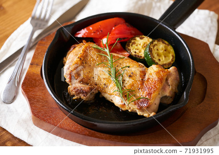 Skillet-baked chicken steak 71931995