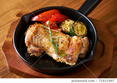 煎鍋烤雞肉牛排 71931997