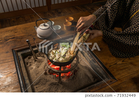 日式壁爐製成的雞肉火鍋 日式壁爐製成的雞肉火鍋 71932449