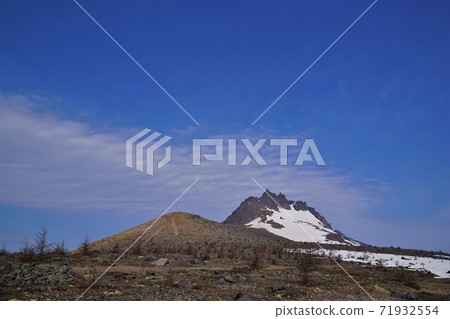 北海道小嶽山背後的庚胺和藍天 北海道小嶽山背後的庚胺和藍天 71932554
