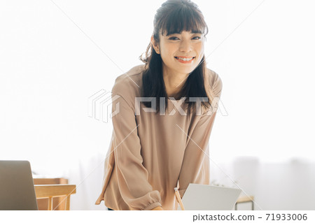 做遠距辦公的年輕女子 做遠距辦公的年輕女子 71933006