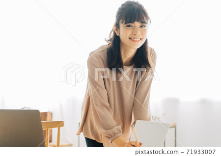 做遠距辦公的年輕女子 做遠距辦公的年輕女子 71933007