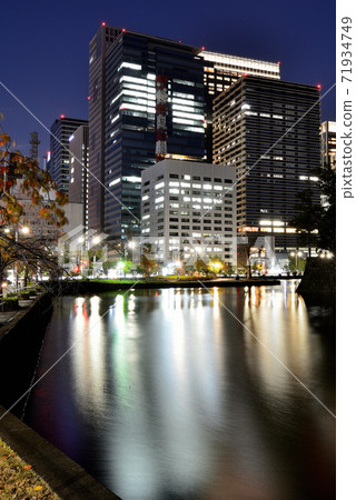 Around the Imperial Palace in autumn: Autumn leaves from Shimizu moat to Babasaki moat at night 71934749