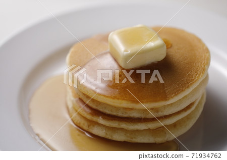 Apply maple syrup to pancakes Apply maple syrup to pancakes 71934762