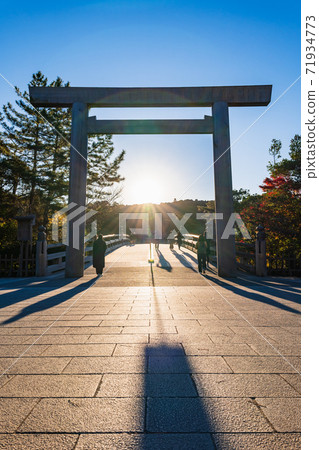 從宇治橋鳥居升起的伊勢神宮奈久旭 從宇治橋鳥居升起的伊勢神宮奈久旭 71934773