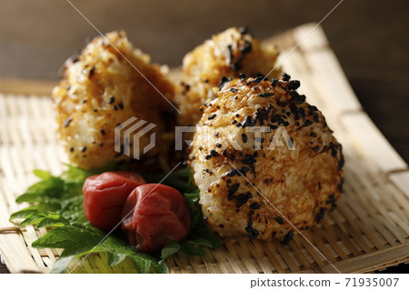 Grilled rice ball 71935007