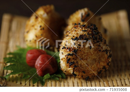 Grilled rice ball 71935008