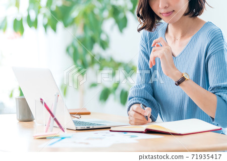 在家工作女性 71935417