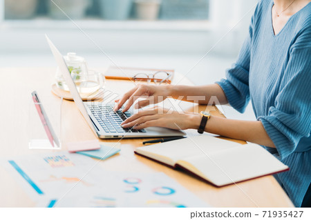 在家工作女性 71935427