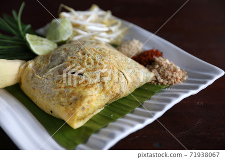 Local Thai food padthai fried noodle Local Thai food padthai fried noodle 71938067