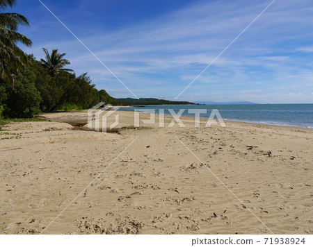 Pretty beach 71938924