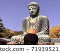 Great Buddha and monks in Kamakura 71939521