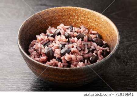 黑豆煮熟的米飯 黑豆煮熟的米飯 71939641