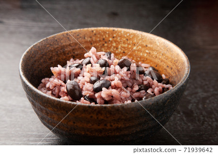 黑豆煮熟的米飯 黑豆煮熟的米飯 71939642