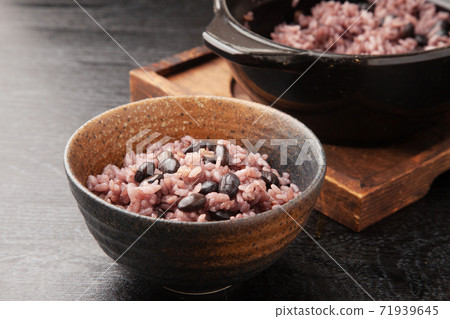 黑豆煮熟的米飯 黑豆煮熟的米飯 71939645
