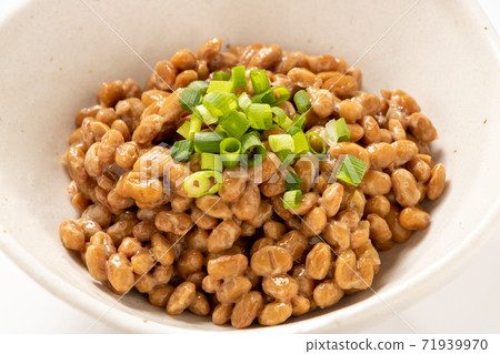 納豆（味道是大蔥）。 （白色背景） 71939970