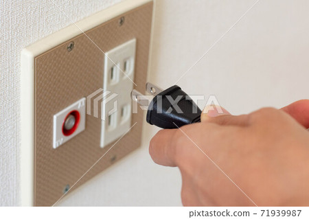 How to plug it into an outlet How to plug it into an outlet 71939987