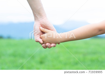 Holding hands 71939995