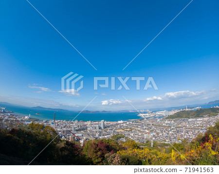 瀨戶大橋橋和四國一側的街道（坂出市，香川縣，日本綾郡的Utazu鎮） 71941563