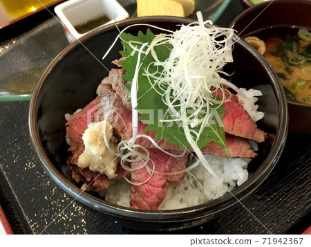 烤牛肉碗烤牛肉碗 71942367