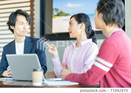 An angry woman A young woman giving an opinion to an older senior at a cafe 71942870