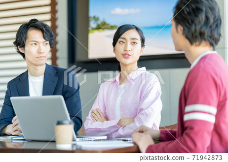 An angry woman A young woman giving an opinion to an older senior at a cafe 71942873