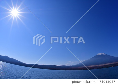 Superb view of Mt. Fuji at Lake Yamanaka in autumn Superb view of Mt. Fuji at Lake Yamanaka in autumn 71943017