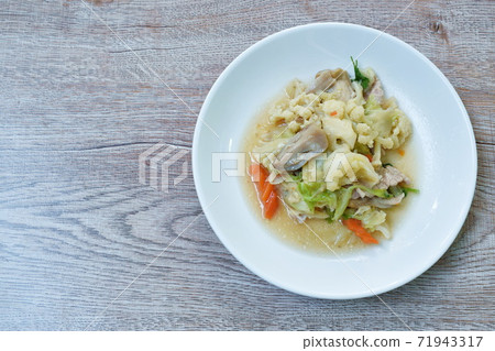 stir fried mixed vegetable cauliflower baby corn cabbage with carrot couple straw mushroom and pork on plate stir fried mixed vegetable cauliflower baby corn cabbage with carrot couple straw mushroom and pork on plate 71943317