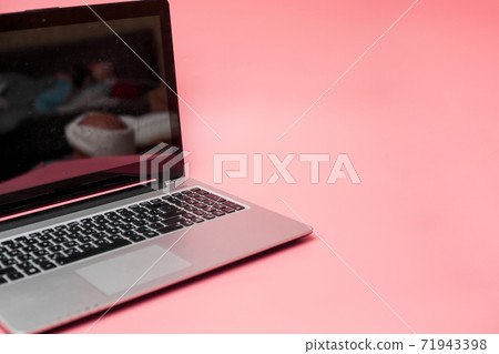 laptop, pink background, banner, copy space 71943398