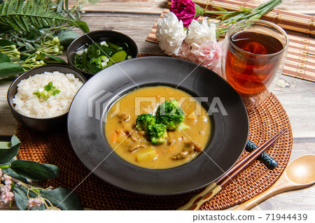 咖哩飯，鉀肥花，大米，胡蘿蔔，土豆，豬肉 71944439