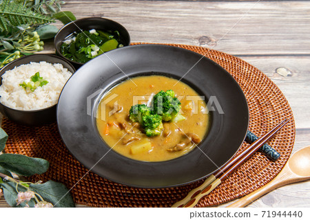 咖哩飯，鉀肥花，大米，胡蘿蔔，土豆，豬肉 71944440