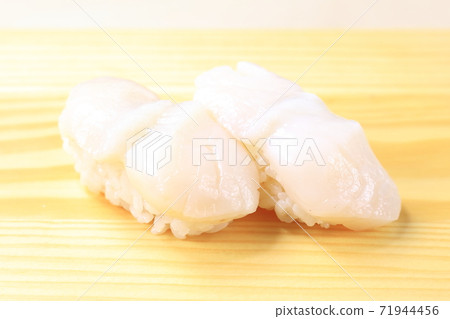 Delicious scallop nigiri sushi 71944456