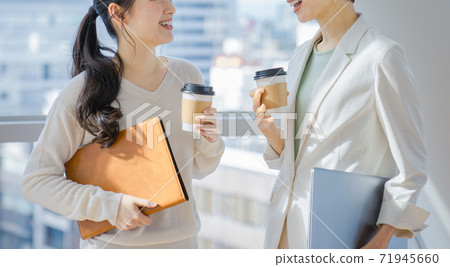 聊天咖啡在辦公室的女商人 71945660