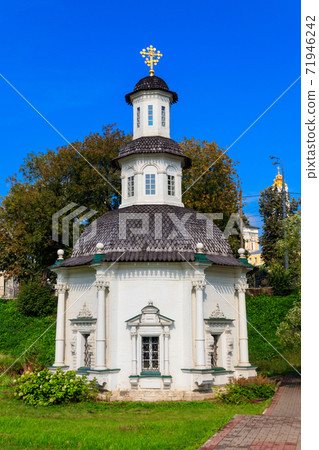 Chapel of the Pyatnitsky well in Sergiev Posad, Russia 71946242