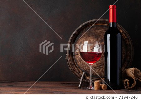 Wine bottle and old wooden barrel 71947246